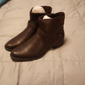 Dark brown Easy Spirit size 9M new in box